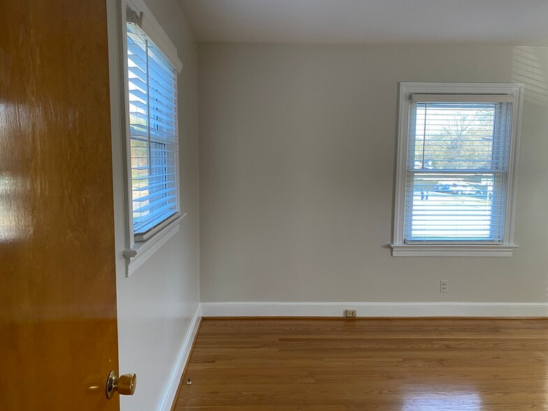 Master bedroom - 236 Burkewood Dr
