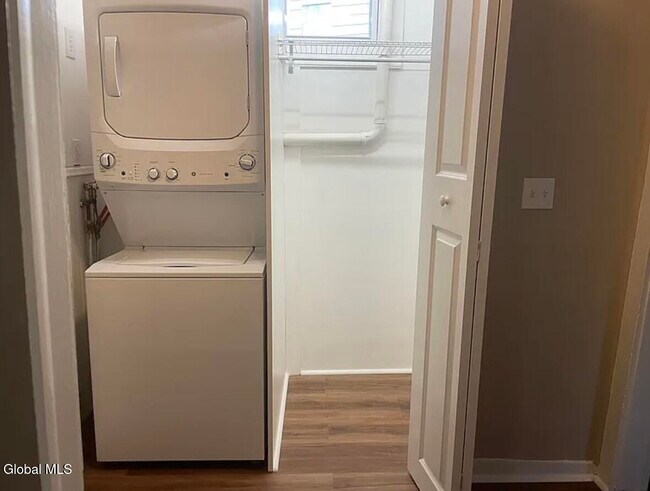 Building Photo - 110 Van Dam St