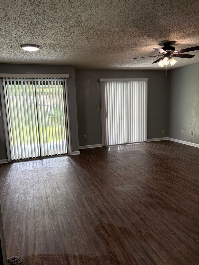 Building Photo - Large 2BED/2BA Townhome