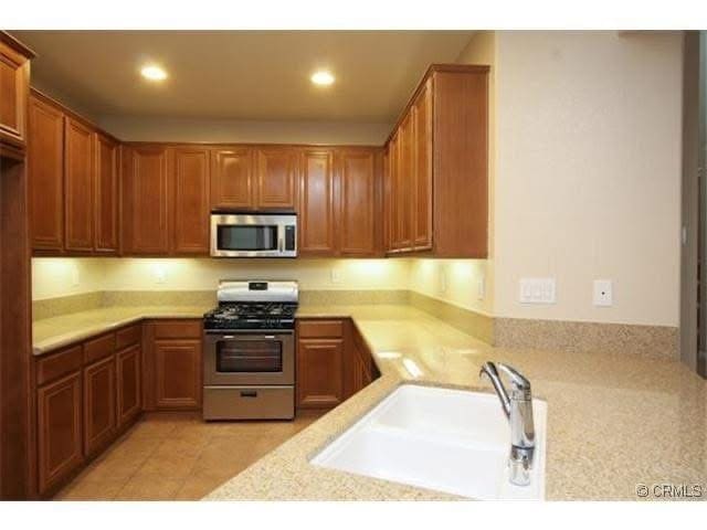 Building Photo - 15953 Begonia Ave