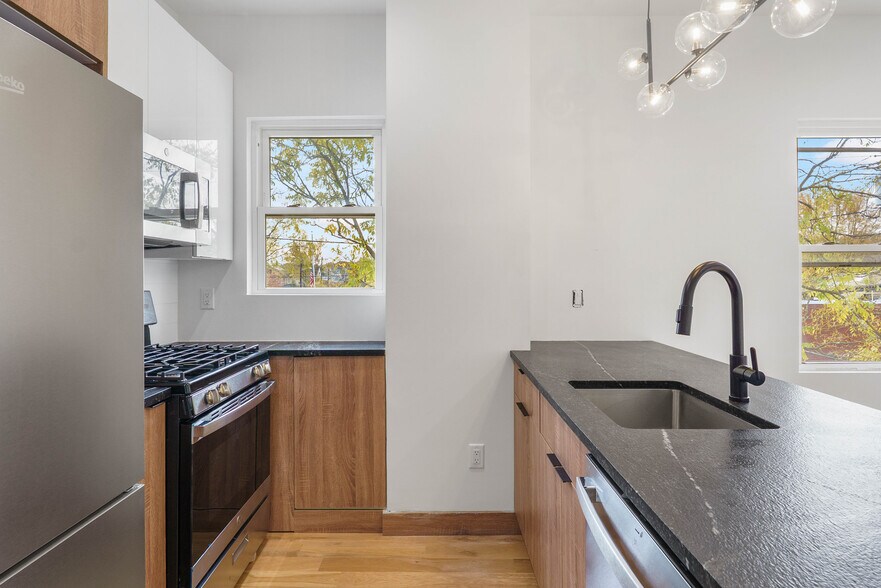 Building Photo - 114 Center St