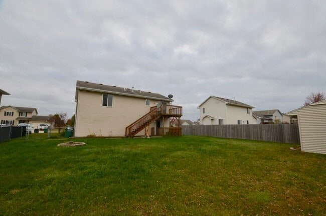 Building Photo - Lovely Altoona Split-Foyer