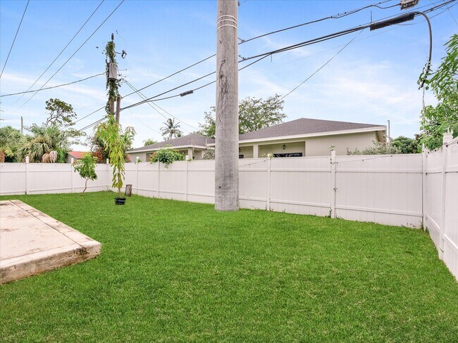 Building Photo - 2848 NW 9th Pl