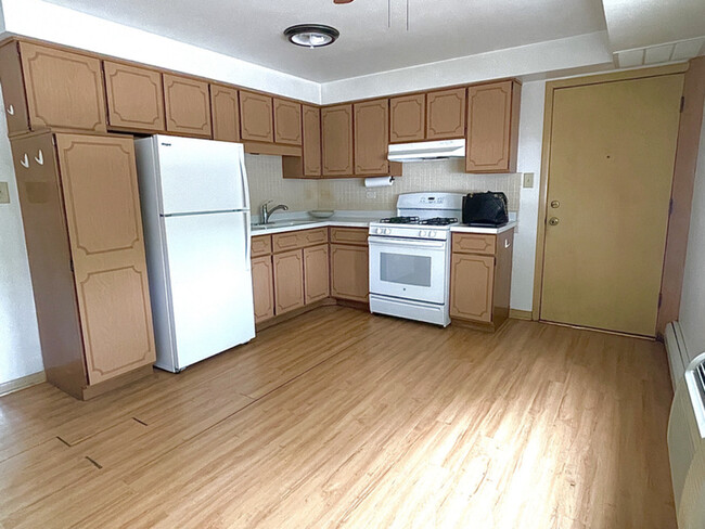 Building Photo - 8304 W Forest Preserve Dr