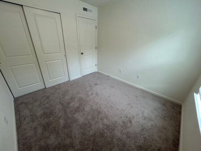 Building Photo - 3 Bedroom | 2.5 Bathroom End Unit Raleigh ...