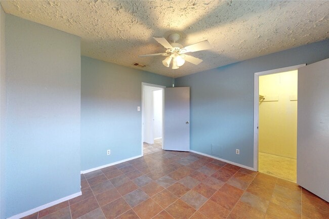 Building Photo - 2711 Heritage Colony Dr