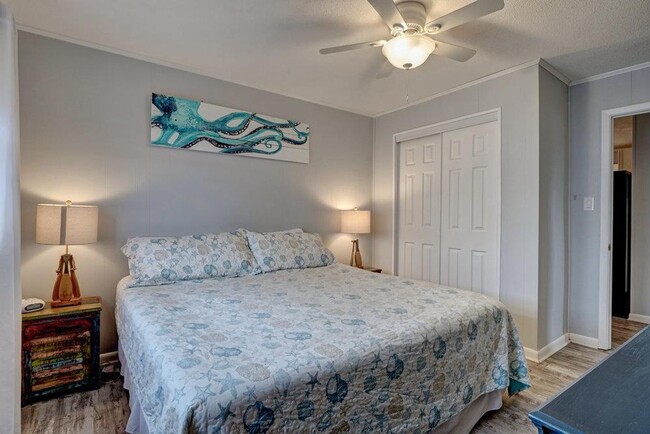 Building Photo - FURNISHED OFF-SEASON MONTHLY RENTAL-STARTI...