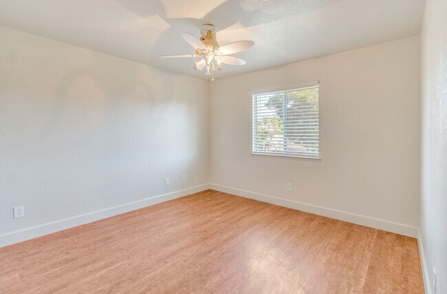 Building Photo - BEAUTIFUL 4 BEDROOM HOME WITH SWIMMING POOL!
