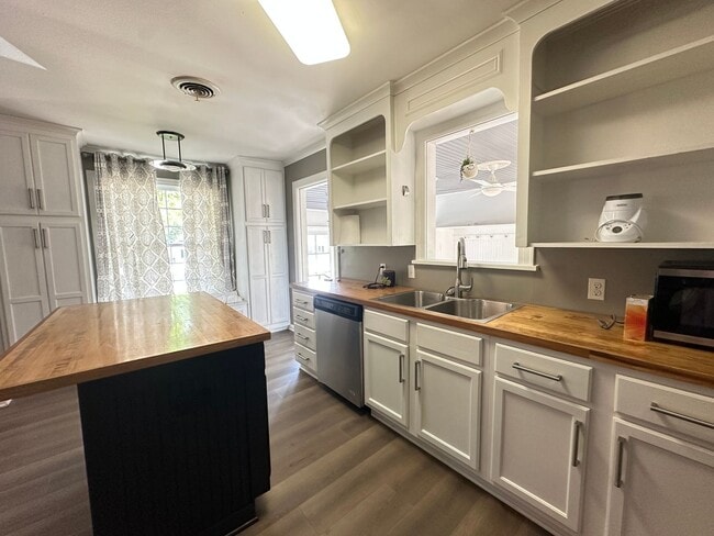 Building Photo - Spacious 2 Bedroom