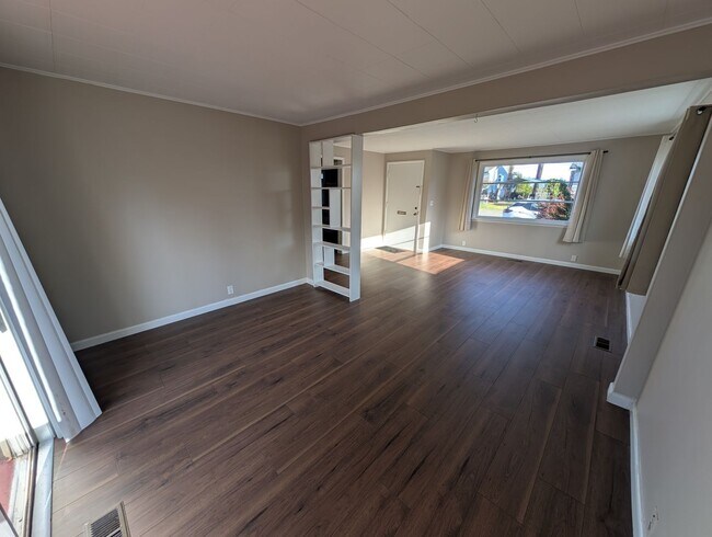 Building Photo - Available Now in Navy Yard City! New Floors & Paint! Tons of Space & Storage.