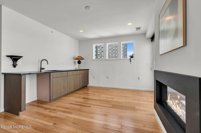 Building Photo - 807 Kingsley St