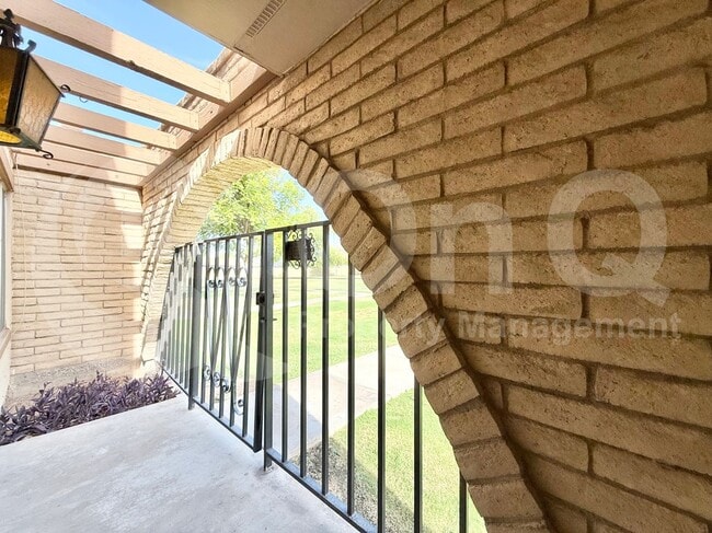 Building Photo - 2113 E Dunbar Dr