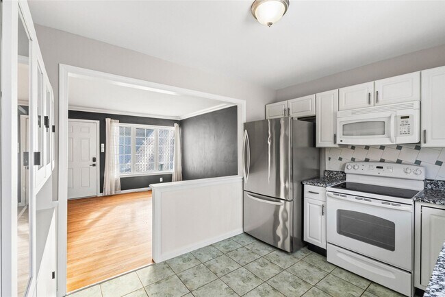 Building Photo - 835 N Forest Ave