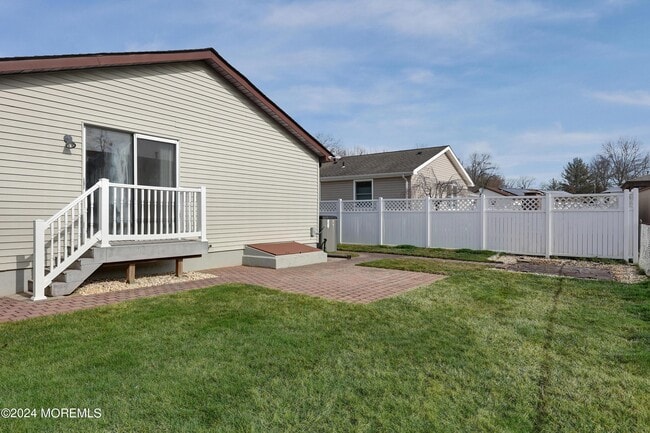 Building Photo - 16 Pinetree Ln