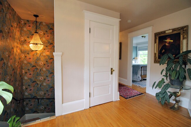 Building Photo - LAURELHURST: Classic 4 Bedroom Craftsman G...