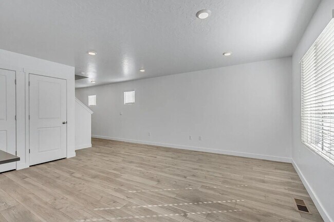 Building Photo - 597 N Scuttlebutt Ln