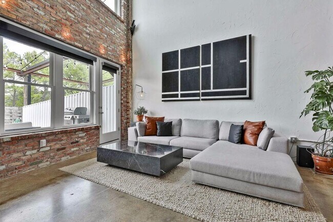 Building Photo - 675 Greenwood Ave NE