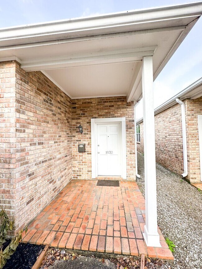 Building Photo - Uptown Rental: 2BR Duplex with Parking & Yard
