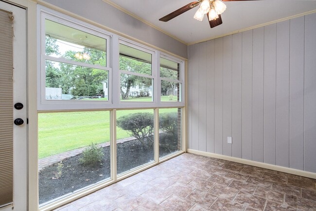 Building Photo - Newly renovated 4 Bedroom 3 Bathroom Home ...