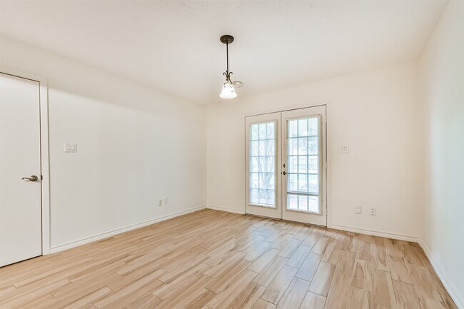 Building Photo - 807 Stadium Cir