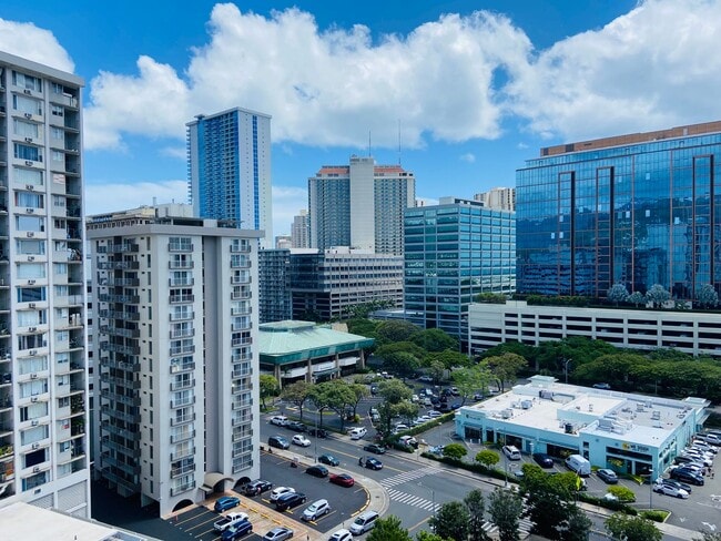 Building Photo - 750 Amana St