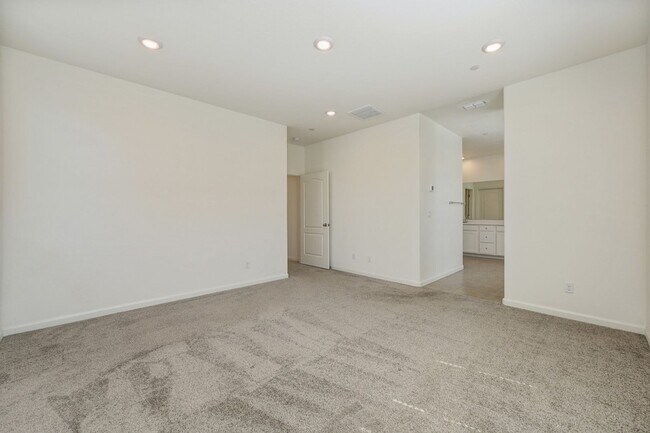 Building Photo - Fully Furnished Mid-term Rental