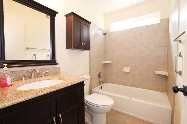 Building Photo - **24210 Sylvan Glen Rd #F Diamond Bar** 2 bedroom 2 bath Townhouse !!