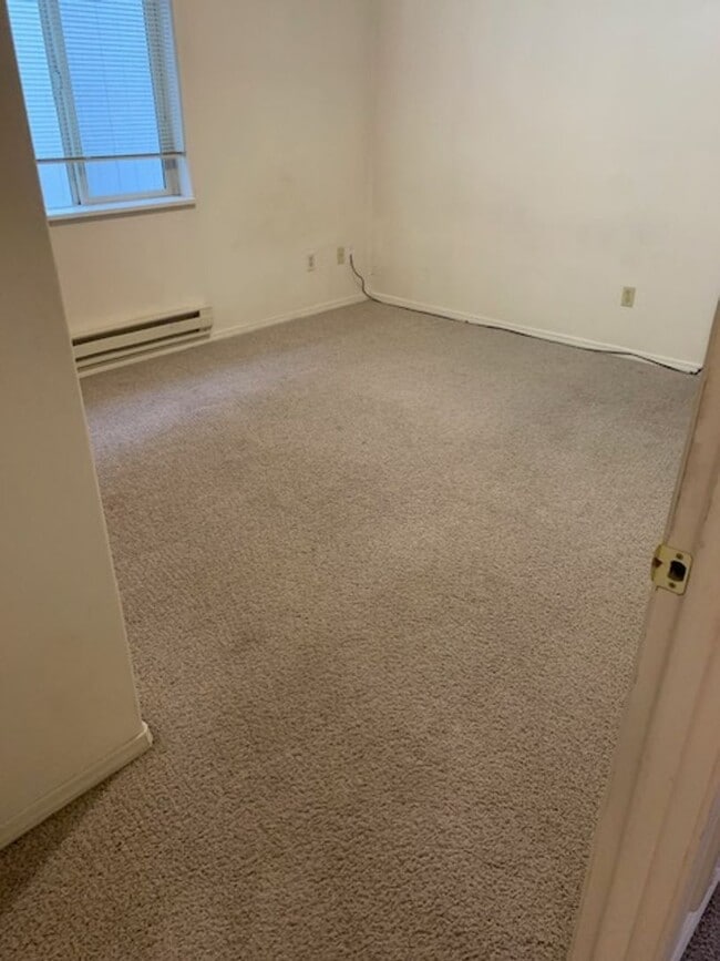 Building Photo - Duplex on Benjamin Ave