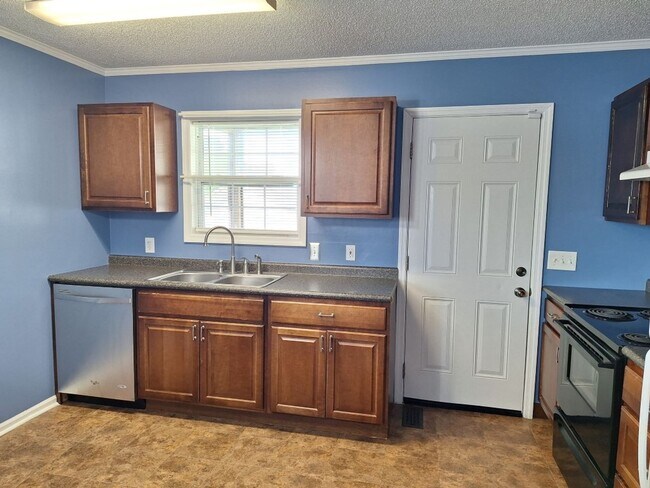 Building Photo - HOLIDAY MOVE IN SPECIAL. $500.00 OFF OF TH...