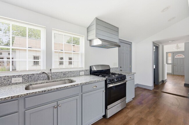 Building Photo - Renovated 2 Bed 1 Bath Home in Erwin