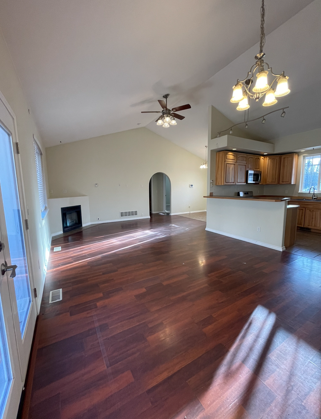 Building Photo - Private and conveniently located 3 bedroom...