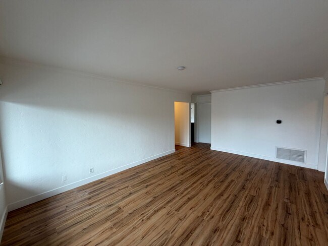 Building Photo - 6BD/3BA Close to Campus - Large Rooms! Great Yard!