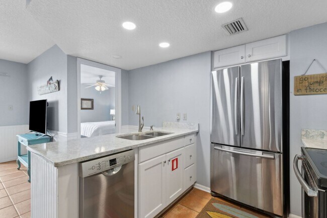 Building Photo - 3056 S Fletcher Ave