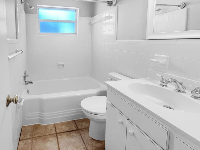 Building Photo - 3 Bed 2 Bath Home for Rent in Ideal Northeast St. Pete Neighborhood