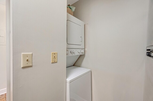 Building Photo - 208 Southlake Ct