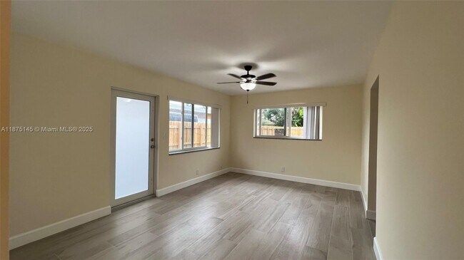 Building Photo - 2559 NE 10th Ct