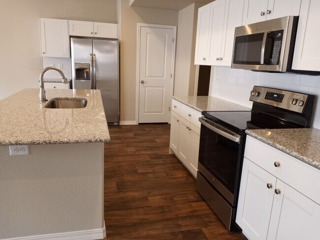 Building Photo - 3 Bed 2.5 Bath Home with AC!