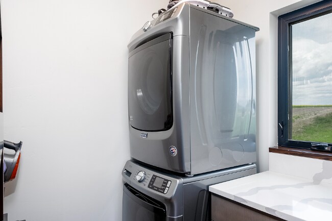 Building Photo - Fully furnished house w/ 3spaciousr garage & utilities included!