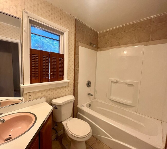 Building Photo - Three bedroom house in Alton