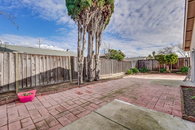 Building Photo - Modernized Fremont Gem: 3BR/2BA with Designer Finishes & Gated Backyard