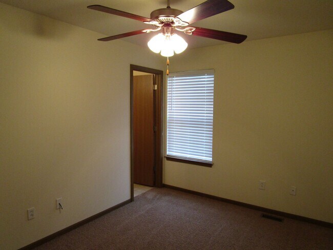 Building Photo - 501-503-503 Glenstone Dr