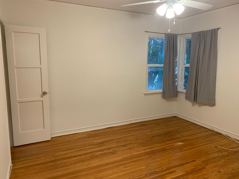 Building Photo - 412 N Doheny Dr