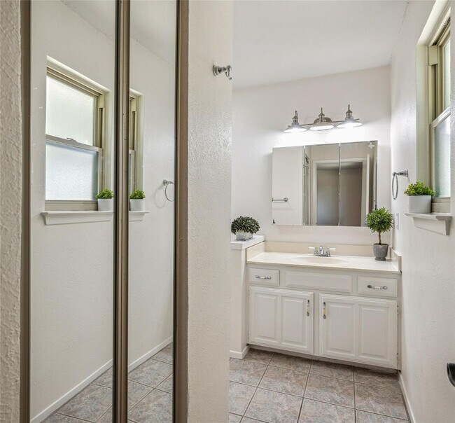 Building Photo - Beautifully crafted 3 Bed 2 Bath home in L...