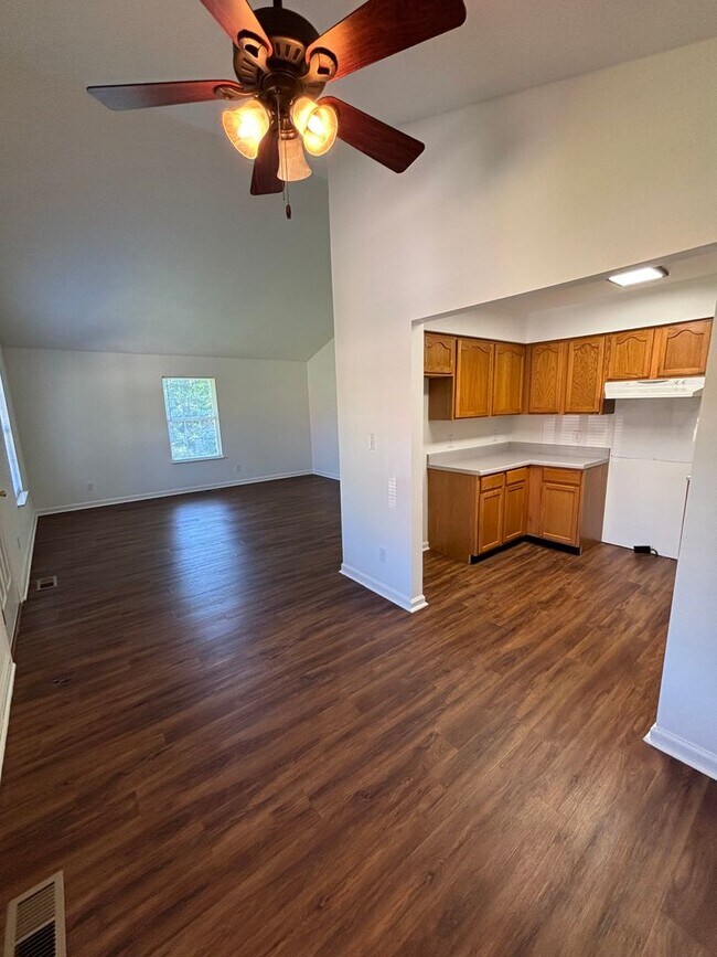Building Photo - Freshly Renovated Cottage!