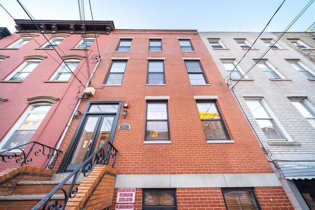 Building Photo - 822 Garden St