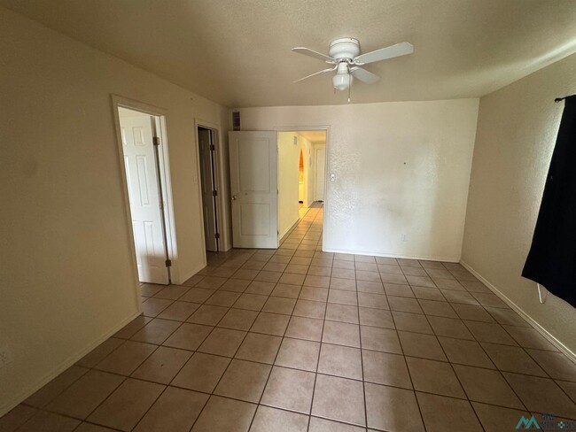 Building Photo - 1405 W Yucca Ave
