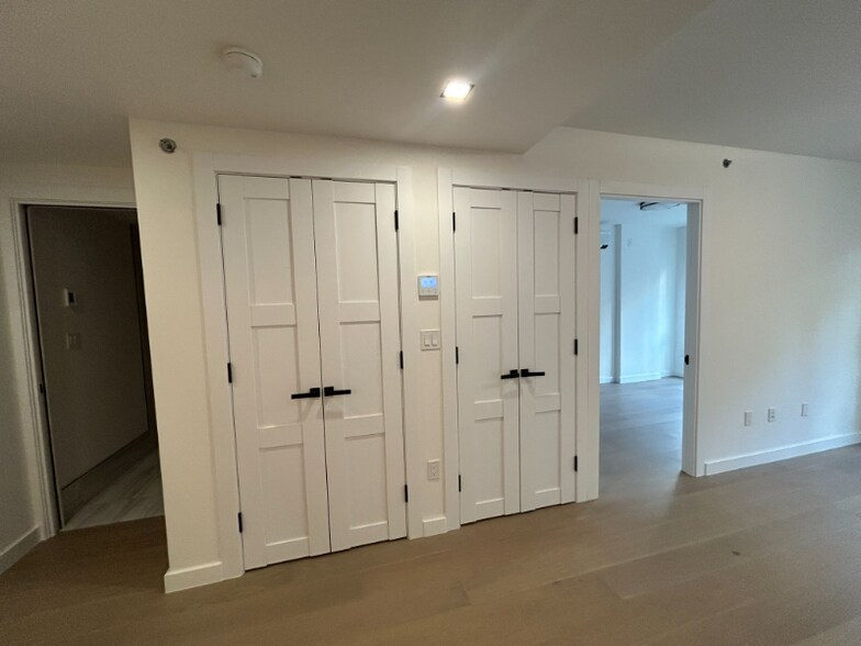 Building Photo - 428 E 9th St