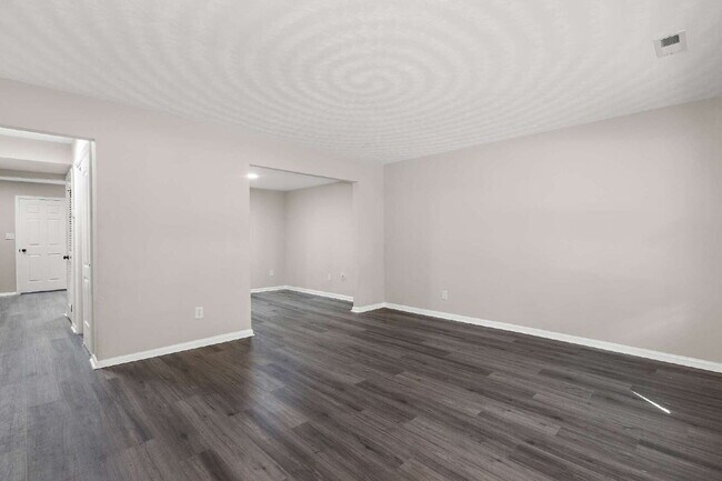 Building Photo - Redone townhouse