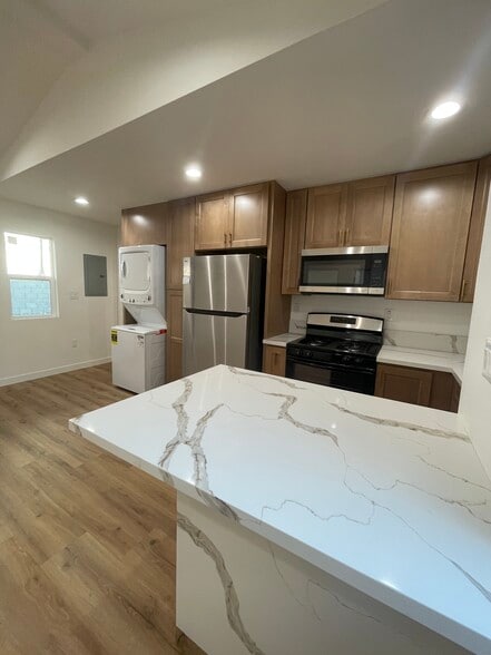 Building Photo - 1346 W 37th St