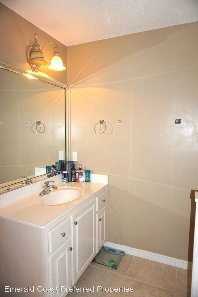 Building Photo - 3 br, 2 bath House - 2039 Fountainview Dr.